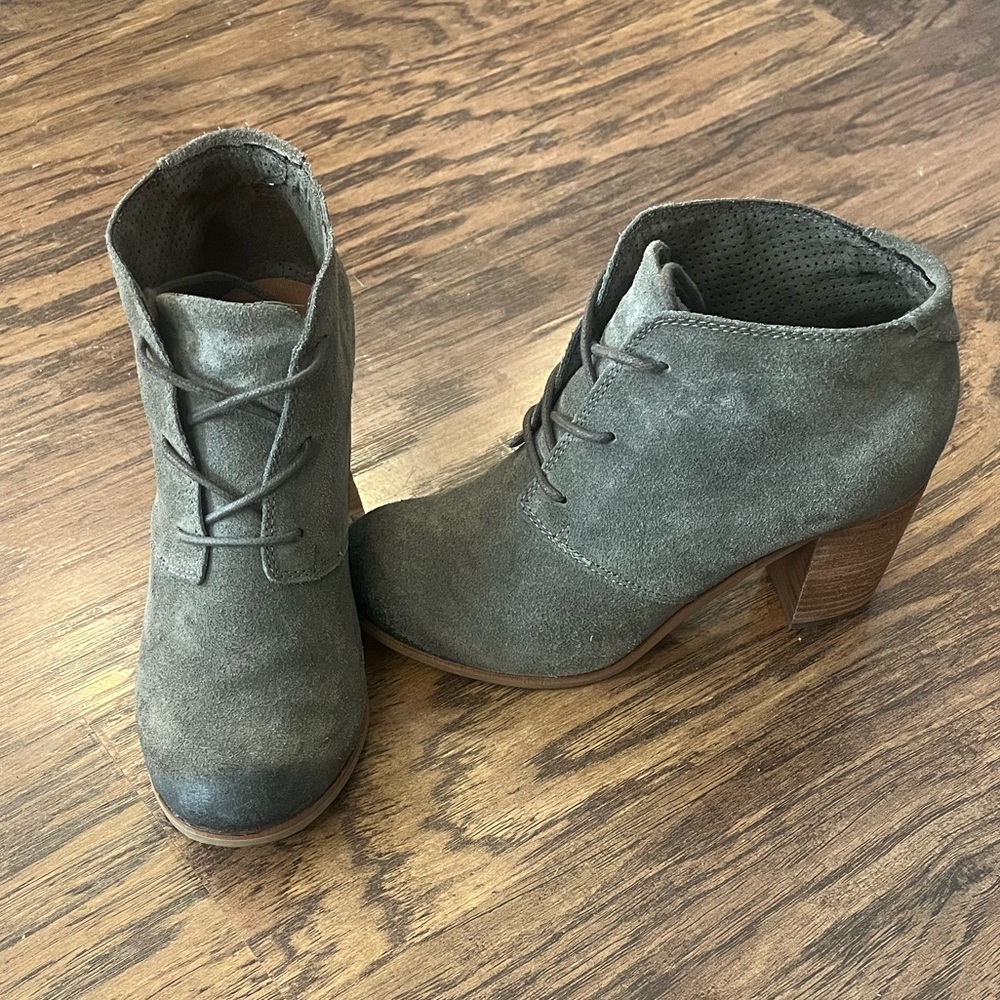 TOMS Shoes 6.5 Green Suede Lace Up Booties CottageCore Light Academia